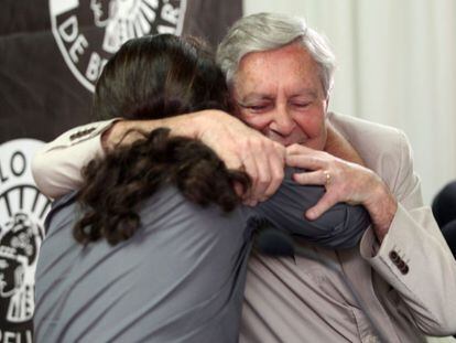 Carlos Jiménez Villarejo abraza a Pablo Iglesias en un acto celebrado en julio de 2014 en Madrid.