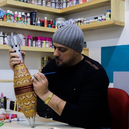 Mohammad Al Sueidan, el pintor que convierte los restos de la guerra siria en arte