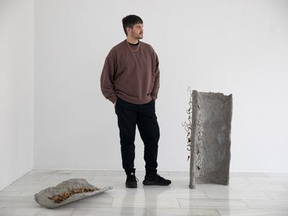 El artista joven Álvaro Chior junto a su obra en la Sala de Arte Joven de Madrid.