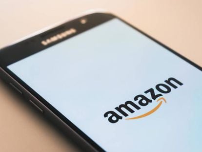 Logo de Amazon en un móvil
