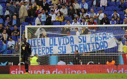 Una pancarta en la grada de Cornellà.
