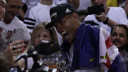 Walter Tavares celebra la Liga Endesa lograda por el Madrid este 21 de junio ante el Barcelona.