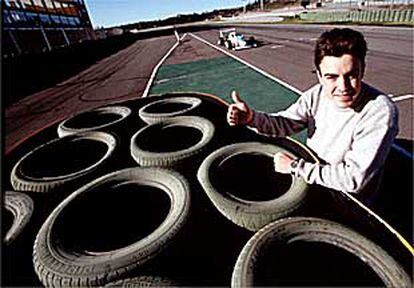 Fernando Alonso, el joven piloto español (19 años) de la escudería italiana Minardi, durante una jornada de entrenamiento el pasado mes de enero en el circuito valenciano de Cheste.