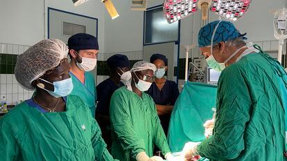 Médicos de Osakidetza y guineanos intervienen a un paciente en el Hospital Simão Mendes de Bisáu.