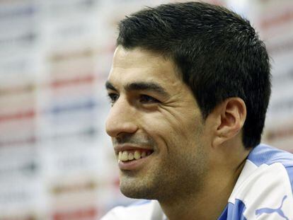 Luis Su&aacute;rez, durante la conferencia de prensa ofrecida en Montevideo. 