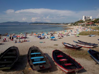 Decenas de personas, este jueves en un caluroso día en la playa de la Fuente, en Vigo.