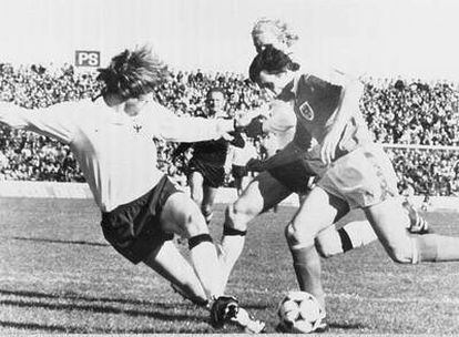 Krankl, defendido por los alemanes Kaltz, a la izquierda, y Ruessmann, en la acción en la que marcó el tercer gol de Austria a Alemania en el Mundial de 1978.