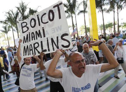 Manifiestación del exilio cubano en Miami contra las declaraciones del entrenador de los Marlins, Ozzie Guillén.