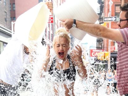 La cantante Rita Ora, bajo cubos de agua helada por el reto del Ice Bucket Challenge en Nueva York en agosto de 2014.