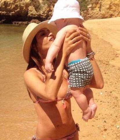 Sara Carbonero, con su hijo estas vacaciones.