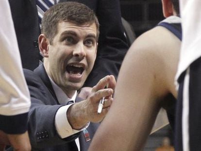 Brad Stevens da instrucciones a sus jugadores en un partido con Butler.