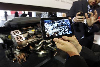 Una aplicación de realidad aumentada para móviles y tabletas ayuda al mecánico a arreglar vehículos.