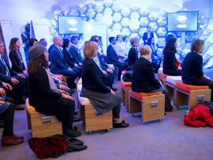 Varias personas participan en una sesi&oacute;n de meditaci&oacute;n organizada durante el Foro Econ&oacute;mico Mundial de Davos.