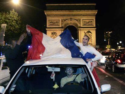 La afición francesa celebra en los Campos Elíseos de París la victoria sobre Nueva Zelanda.