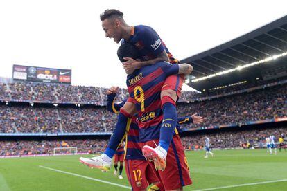Neymar salta sobre su compañero Luis Suárez para celebrar el quinto gol del partido.