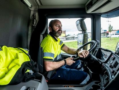 Gonzalo Fernández, el pasado miércoles conduciendo un camión eléctrico de Alimerka en Asturias.