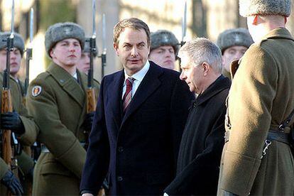 José Luis Rodríguez Zapatero, a la izquierda, y el primer ministro polaco, Marek Belka, en Varsovia.