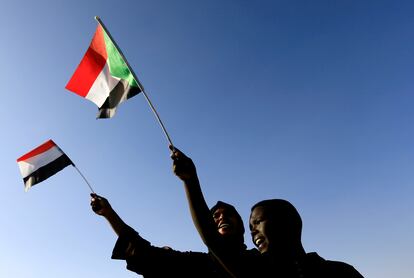 Unos jóvenes ondean la bandera sudanesa en la Plaza de la Libertad durante el primer aniversario del inicio del levantamiento que derrocó al antiguo gobernante Omar al-Bashir, en Jartum, Sudán, el 19 de diciembre de 2019.