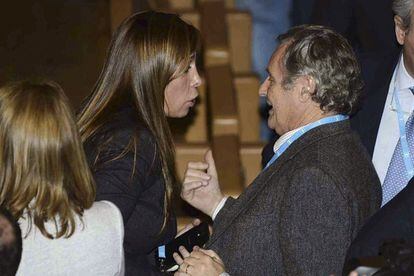 La presidenta del PP de Cataluña, Alicia Sánchez Camacho, conversa con Ignacio López del Hierro, marido de la secretaria general del PP, Maria Dolores de Cospedal.