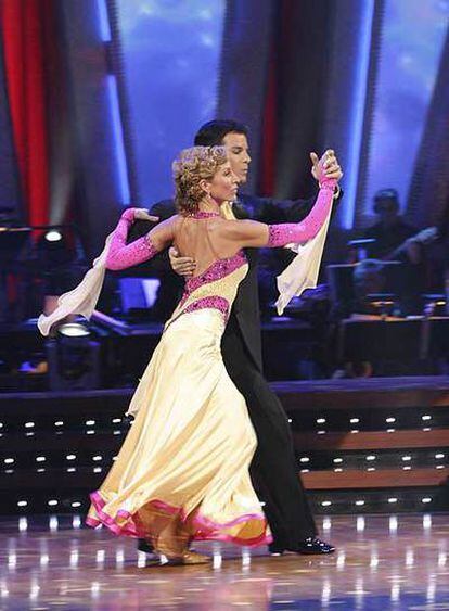 Heather Mills danza con Jonathan Roberts en su primera aparición en <i>Mira quién baila</i>.