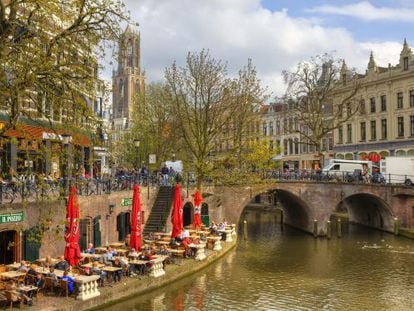 Terrazas junto a un canal de Utrecht, en Holanda. 