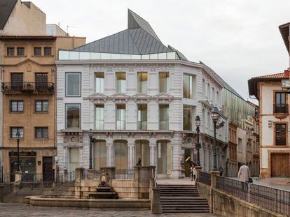 Fachada del edificio en la plaza de la catedral de Oviedo rehabilitado por Francisco Mangado como ampliación del Museo de Bellas Artes de Asturias.