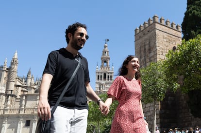 Una pareja pasea por el entorno de la catedral de Sevilla, el pasado sábado.