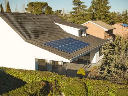 A través de Smart Solar, Iberdrola ofrece la posibilidad de instalar placas solares tanto en comunidades de propietarios como en unifamiliares o en adosados.