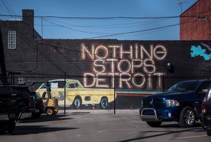 "Nothing stops Detroit" (nada detiene Detroit) escrito en una fachada de la ciudad estadounidense.