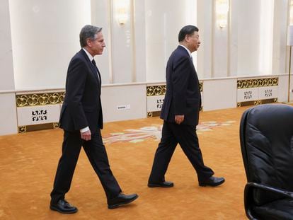 El presidente chino, Xi Jinping (derecha), recibe al secretario de Estado estadounidense, Antony Blinken, en el Gran Salón del Pueblo de Pekín, este lunes.