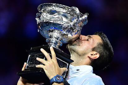 Djokovic besa la copa Norman Brookes que le acredita como ganador del Open de Australia. El tenista serbio se ha llevado un partido complicado, donde su rival le ha puesto las cosas muy difíciles a pesar de haber caído en tres sets.