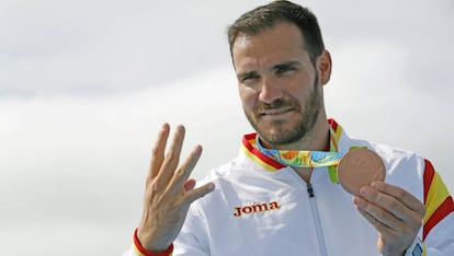 Saúl Craviotto indica el número de medallas conseguidas en su carrera.