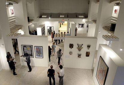 Varias personas visitan la exposición 'I'm Possible and FLORUNSHO' en el Art Basel Miami este jueves 5 de diciembre.