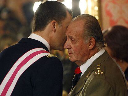 El príncipe Felipe hace un comentario al oído al Rey en la celebración de la Pascua Militar.