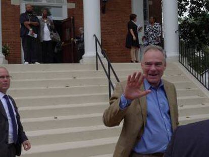 Tim Kaine abandona la iglesia de St. Elizabeth.