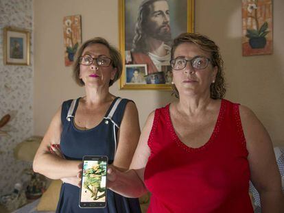 Maribel y Carmen Vallejo muestran la foto de su abuela que se hizo viral.