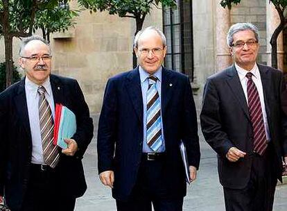 Josep Lluís Carod (izquierda), José Montilla (centro) y Joan Saura, en una reunión del Gobierno catalán.