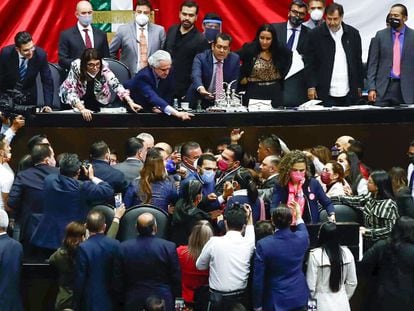 Momento de la pelea en la tribuna de la Cámara de Diputados