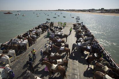 Cada jinete debe abonar 25 euros por cruzar a su caballo en barco a Doñana.