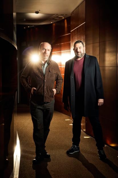 El guionista Jorge Guerricaechevarría y el director Daniel Calparsoro, creadores de 'Hasta el cielo. La serie'.