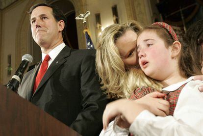 El aspirante republicano Rick Santorum reconoce su derrota en 2006 contra el demócrata Bob Casey. Su esposa, Karen, consuela a su hija, Sarah Marie, en Pittsburgh.