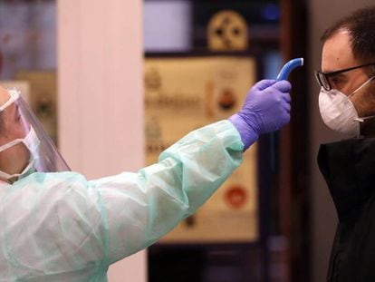Una enfermera realiza un control de temperatura a un ciudadano que entra en un ambulatorio este lunes en Bilbao, dentro del estado de alarma por la pandemia de coronavirus.