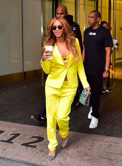 Con un traje sastre amarillo, en Nueva York (2015).