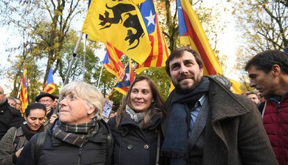 De izquierda a derecha, Clara Ponsat&iacute;, Meritxell Serret y Antoni Com&iacute;n, en Bruselas, este domingo.