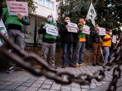 Concentracion de los sindicatos con representacion en el Samur contra el Director General de Emergencias frente a la sede del area de Gobierno de Portavoz, Seguridad y Emergencias.