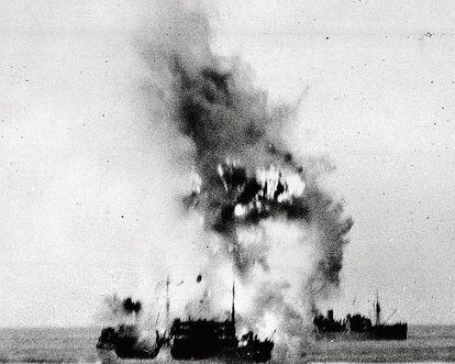 Imagen de barcos aliados atacados durante la Operación Pedestal para reforzar Malta durante la Segunda Guerra Mundial.