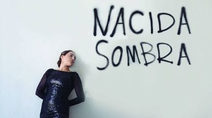 Rafaela Carrasco, bajo el letrero de la obra 'Nacida Sombra'.
