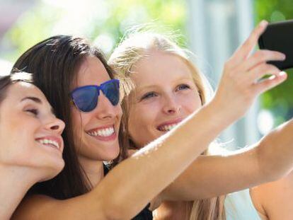 Un grupo de mujeres se hace un 'selfie' con su móvil.