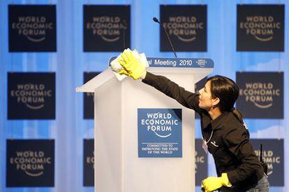Una empleada limpia un atril para el Foro Económico Mundial que se inaugura hoy en Davos.