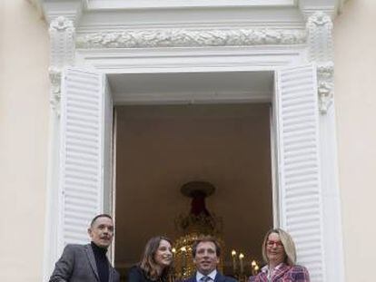 De izquierda a derecha, el director de escena Luis Luque, la concejala Andrea Levy, el alcalde José Luis Martínez-Almeida y Natalia Menéndez, en la presentación de esta última como nueva directora del Teatro Español y las Naves Matadero de Madrid.